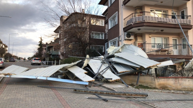 Bursa'da fırtına çatıları uçurdu